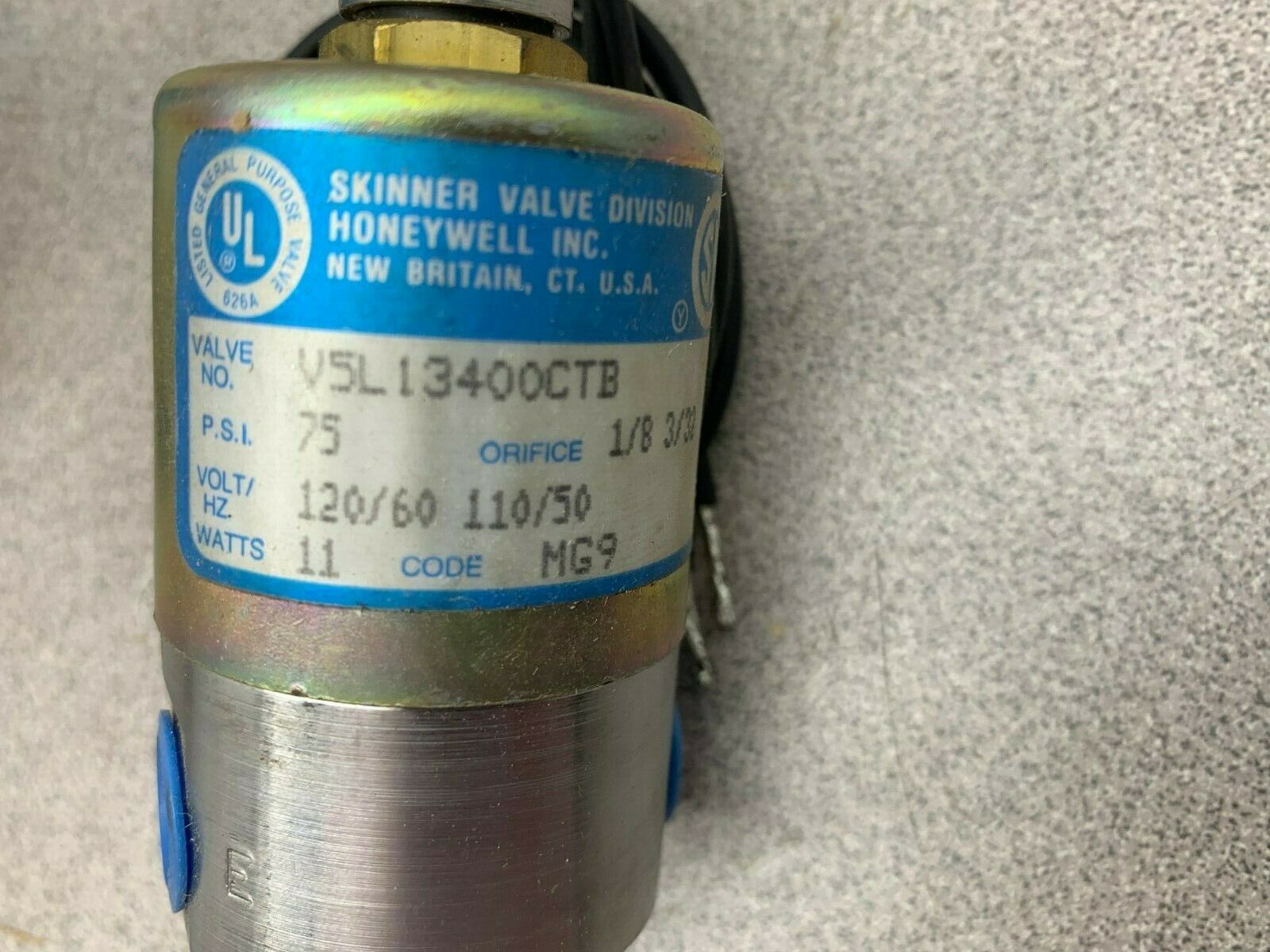 NEW IN BOX SKINNER 120VAC. SOLENOID VALVE V5L13400CTB