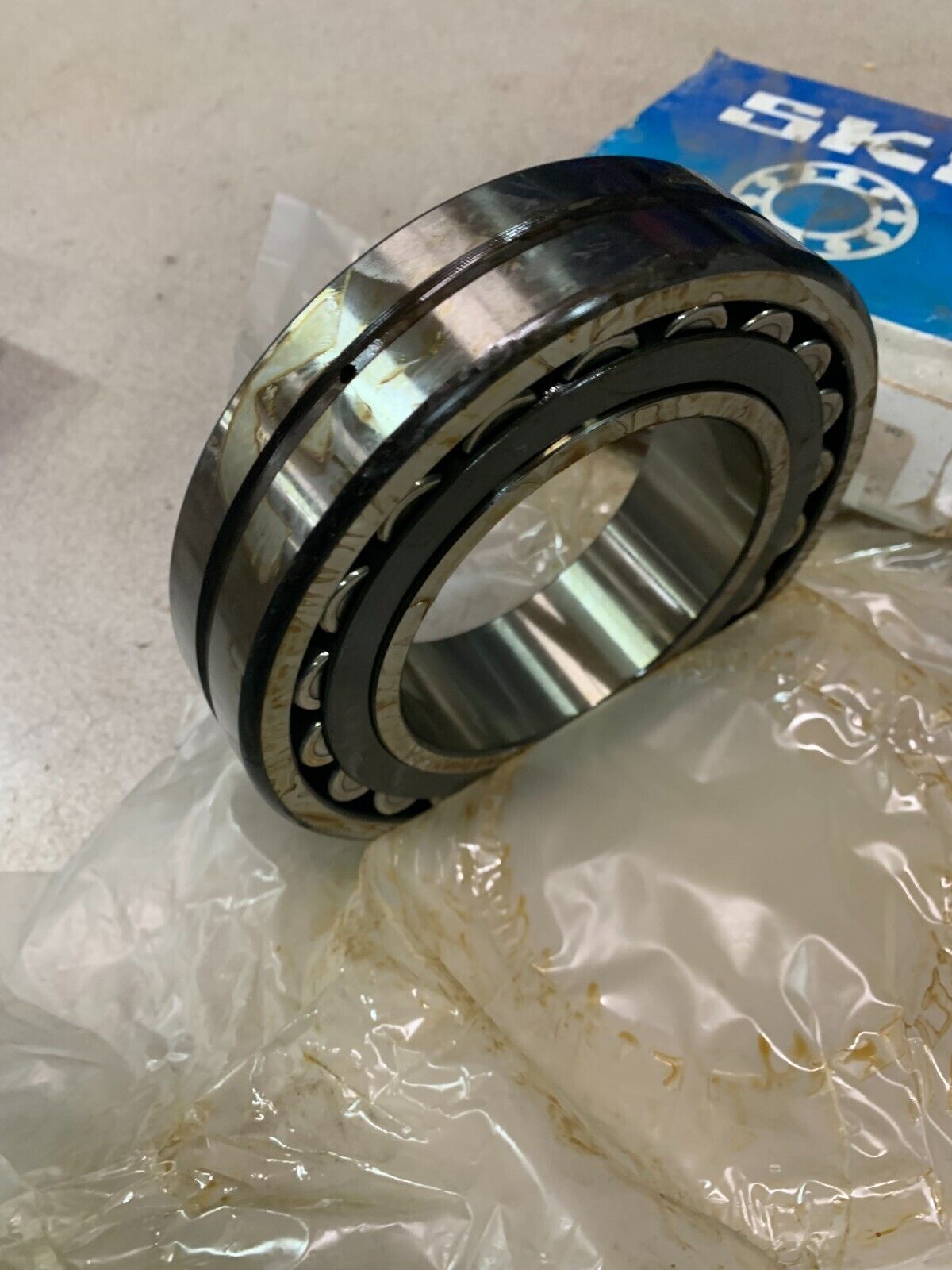 NEW IN BOX SKF SPHERICAL ROLLER BEARING 22217 CCK/W33