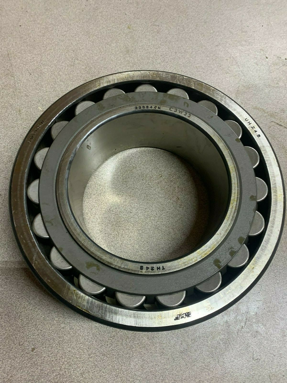 NEW NO BOX SKF SPHERICAL ROLLER BEARING 22224CK C3W33