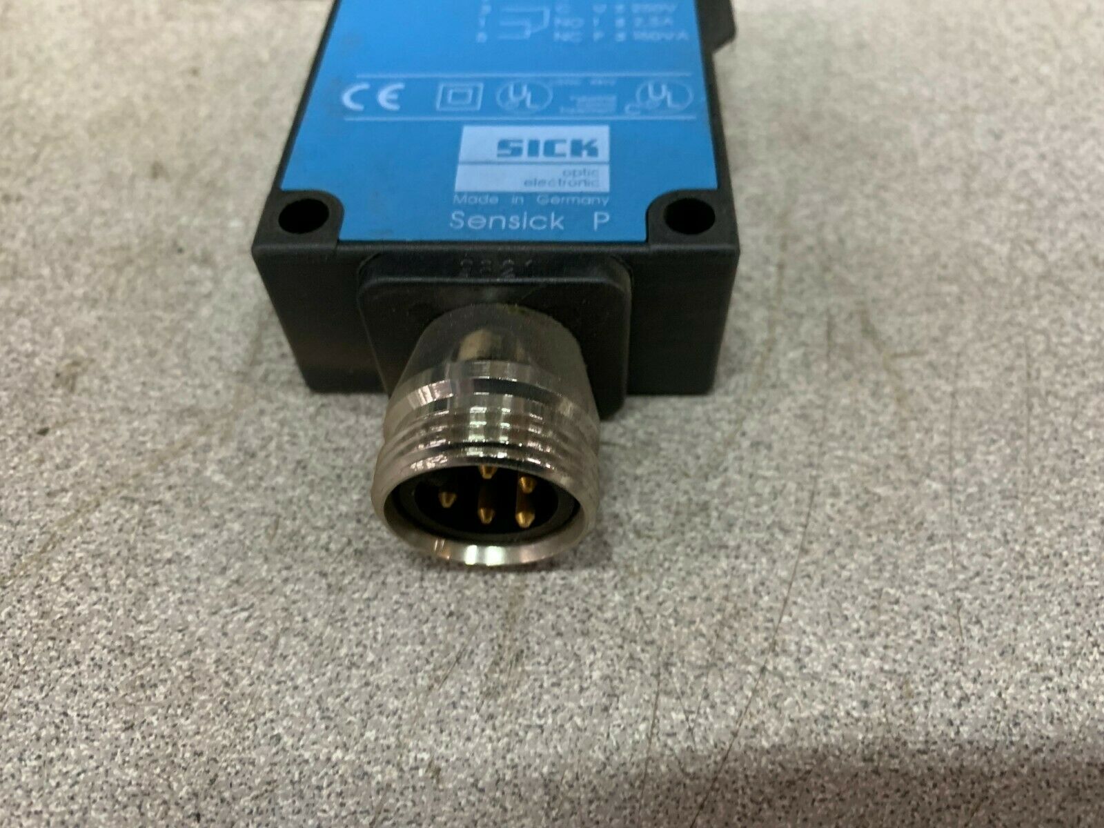 NEW IN BOX SICK PHOTOELECTRIC SENSOR WT27-2R830