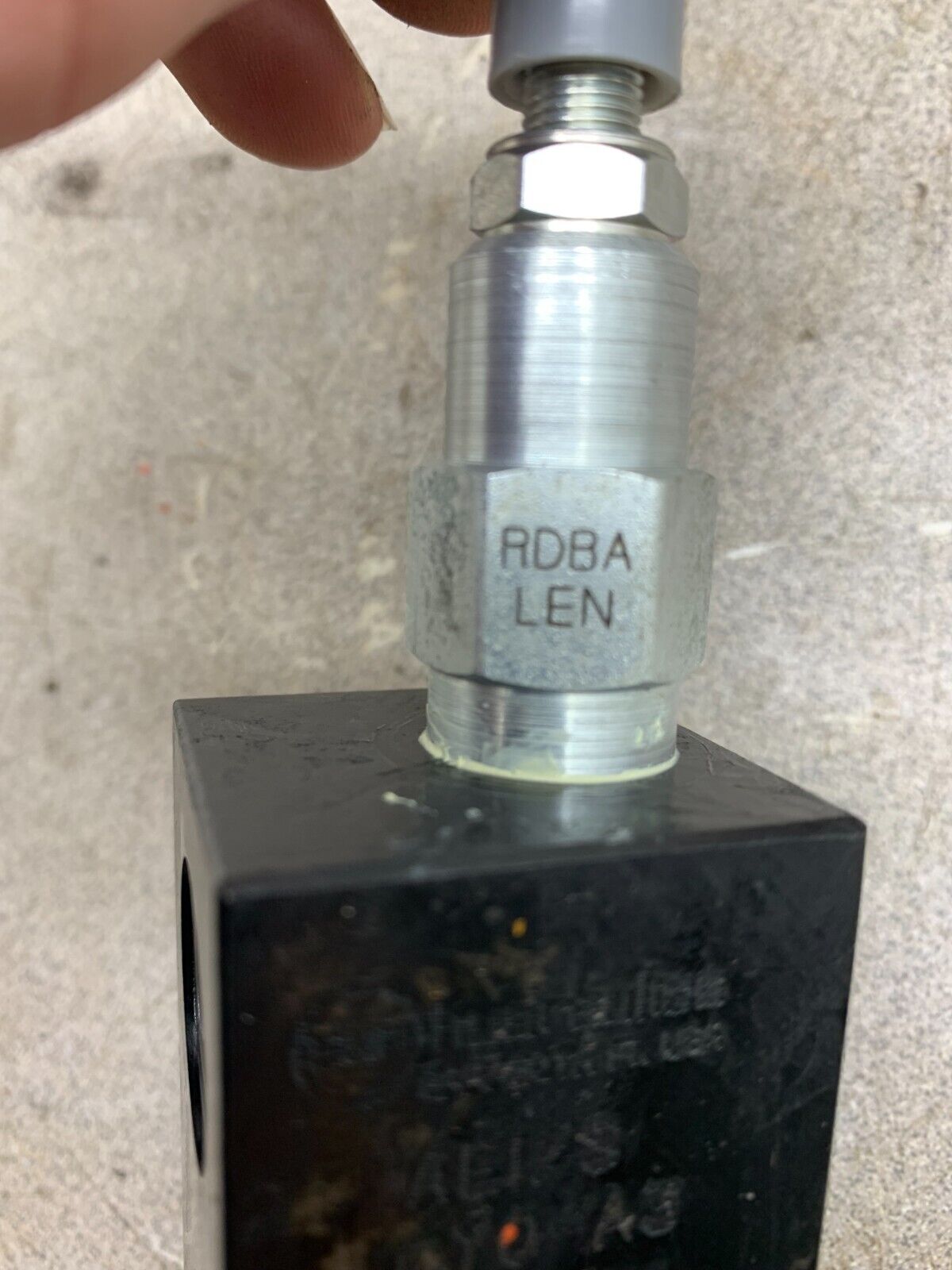 NEW IN BOX SUN HYDRAULICS HYDRAULIC RELIEF VALVE RDBA-LEN WITH MANIFOLD AEI/S