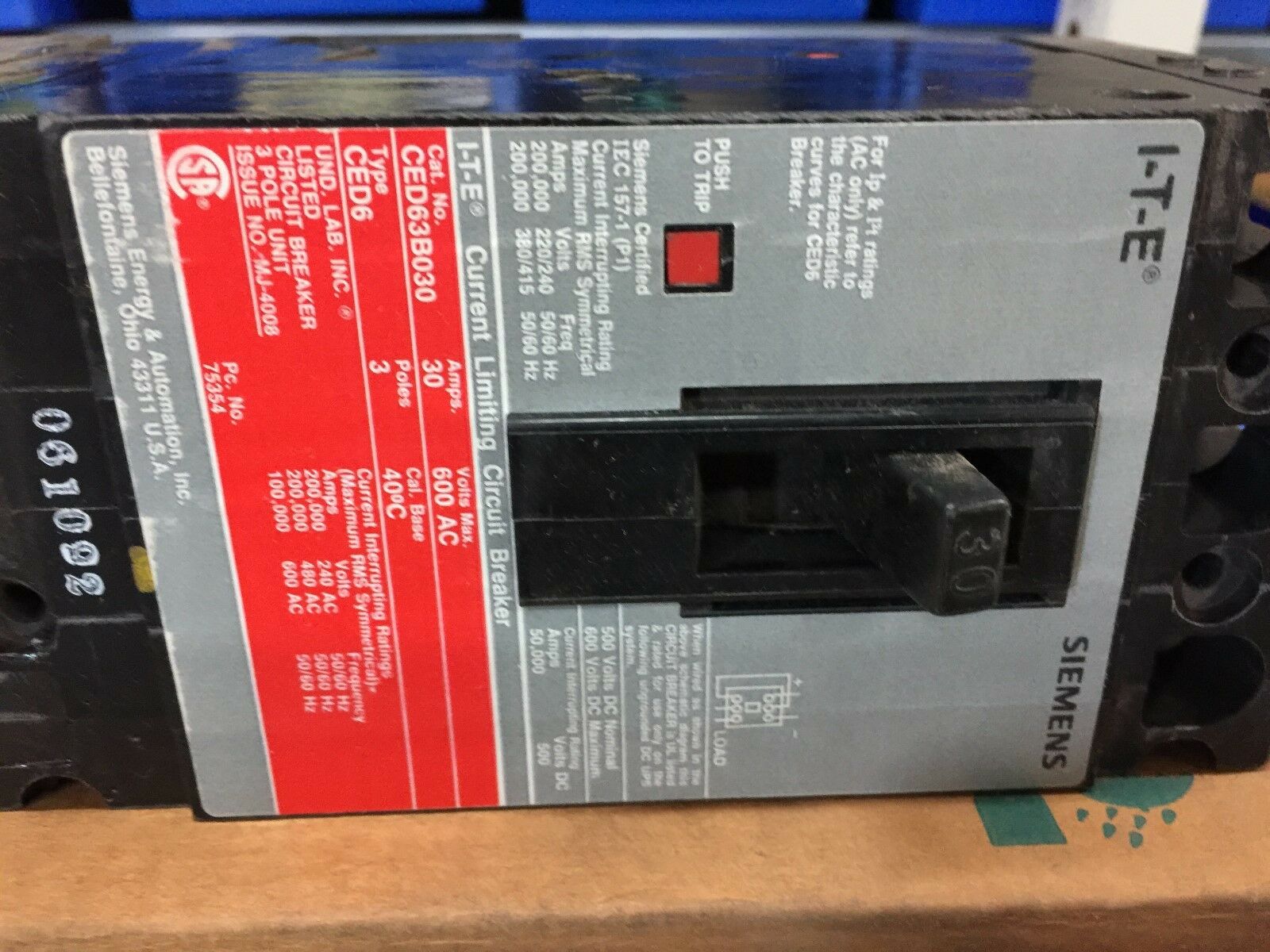 NEW IN BOX SIEMENS 30AMP 3POLE 600VAC CIRCUIT BREAKER CED63B030L