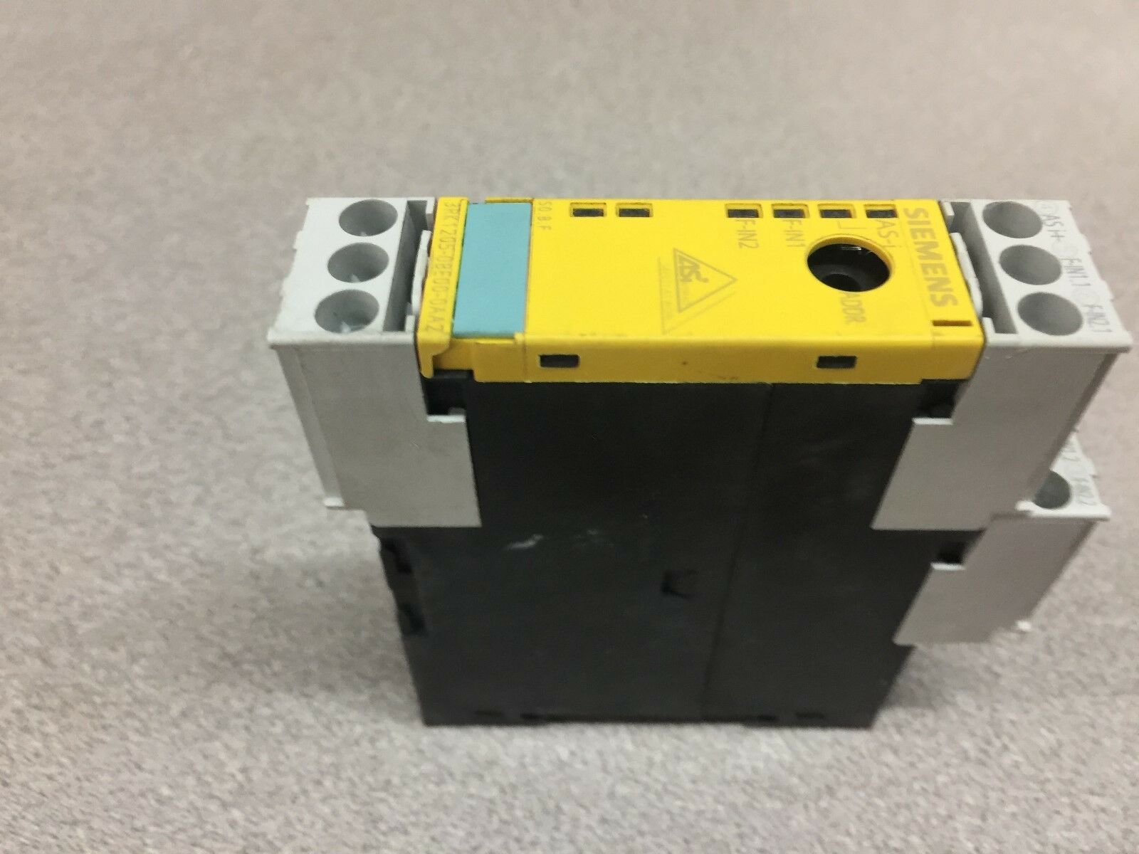 NEW NO BOX SIEMENS SAFETY RELAY MODULE 3RK1205-0BE00-0AA2