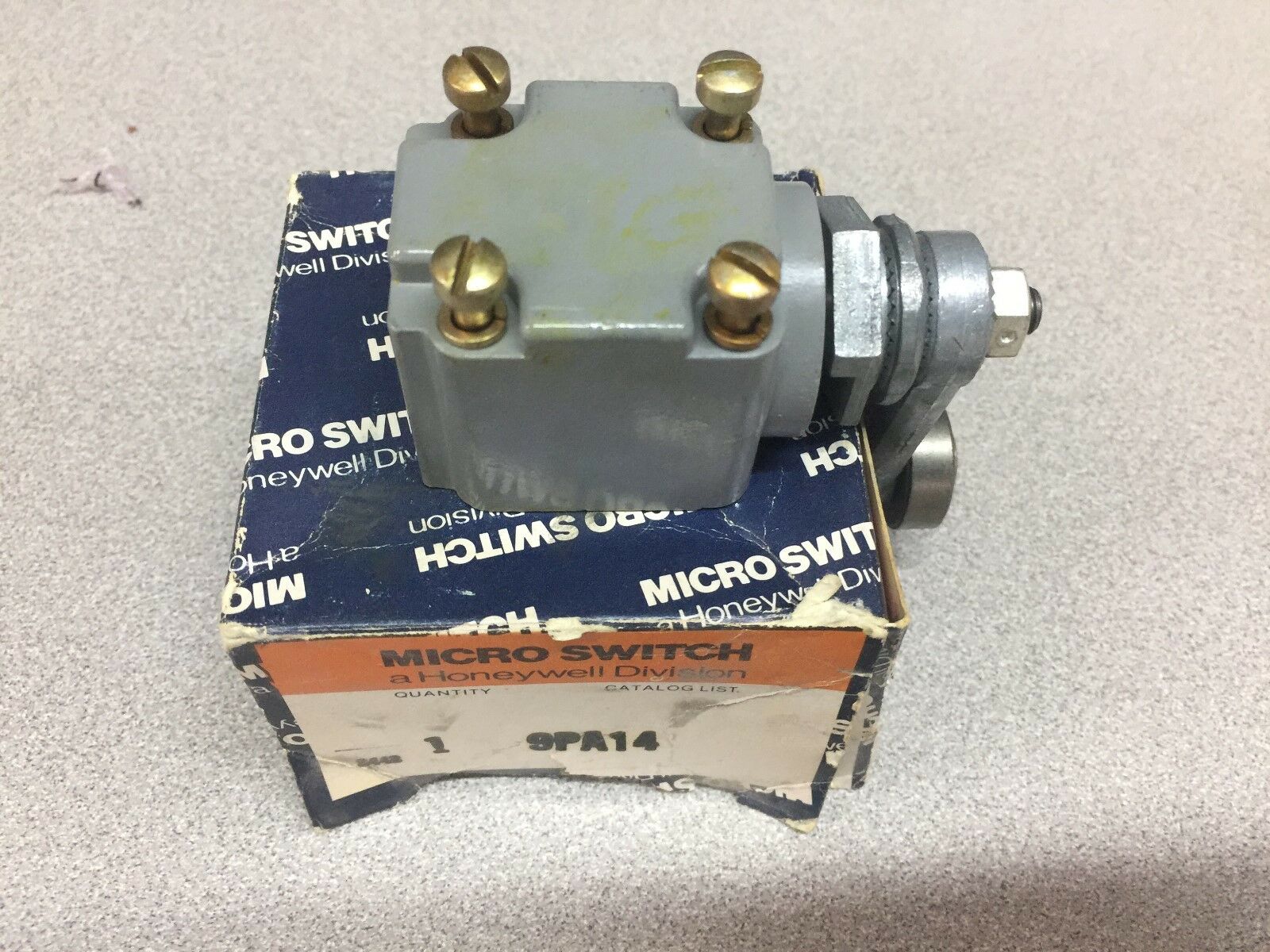 NEW IN BOX HONEYWELL LIMIT SWITCH HEAD 9PA14