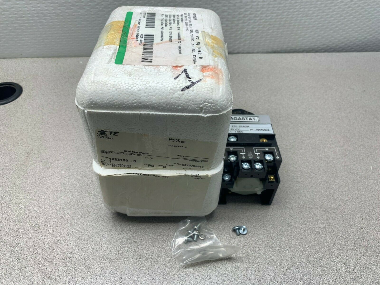 NEW IN BOX AGASTAT 125VDC. TIMER .1-1 SEC. TIMING RELAY E7012PA004