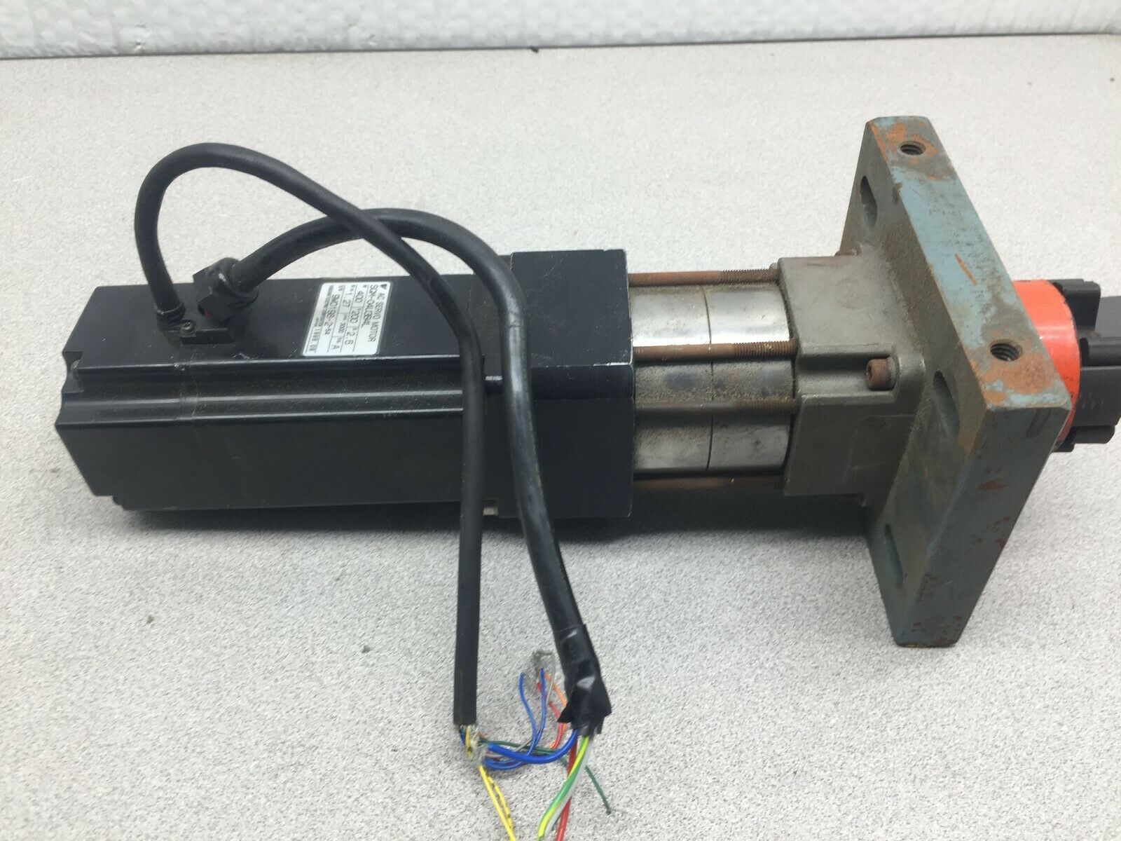 USED YASKAWA  AC SERVO MOTOR AND PLANETARY GEARHEAD SGM-04U3B4L/ 34-511-271-3963