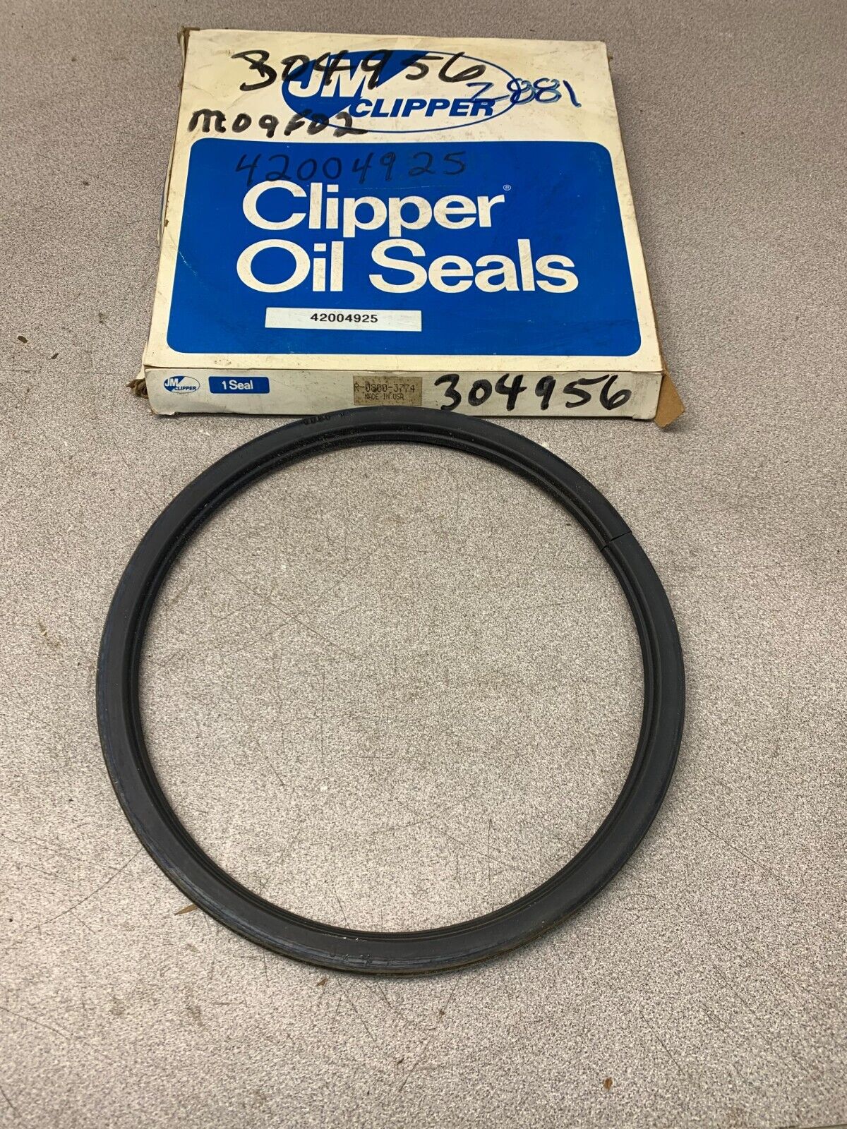 NEW IN BOX JM CLIPPER OIL SEAL R-0800-3774