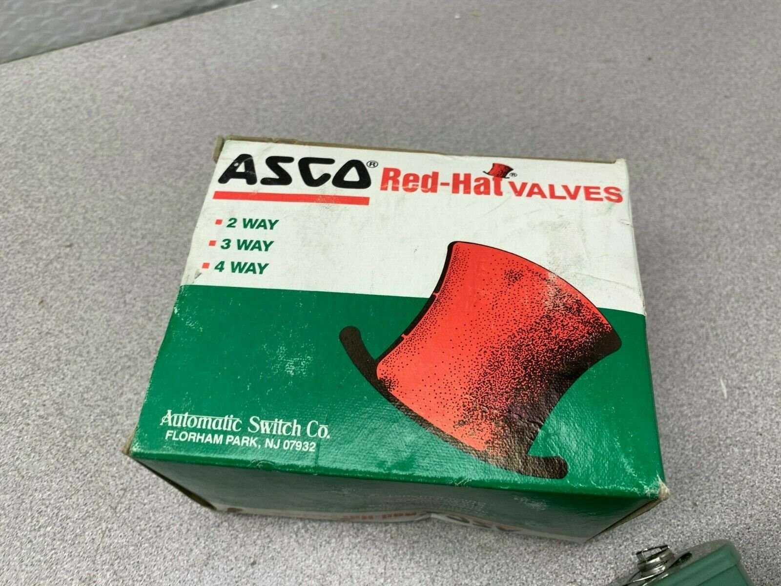 NEW IN BOX ASCO RED HAT 3/8" PIPE 125VDC. SOLENOID VALVE JKC8321A2