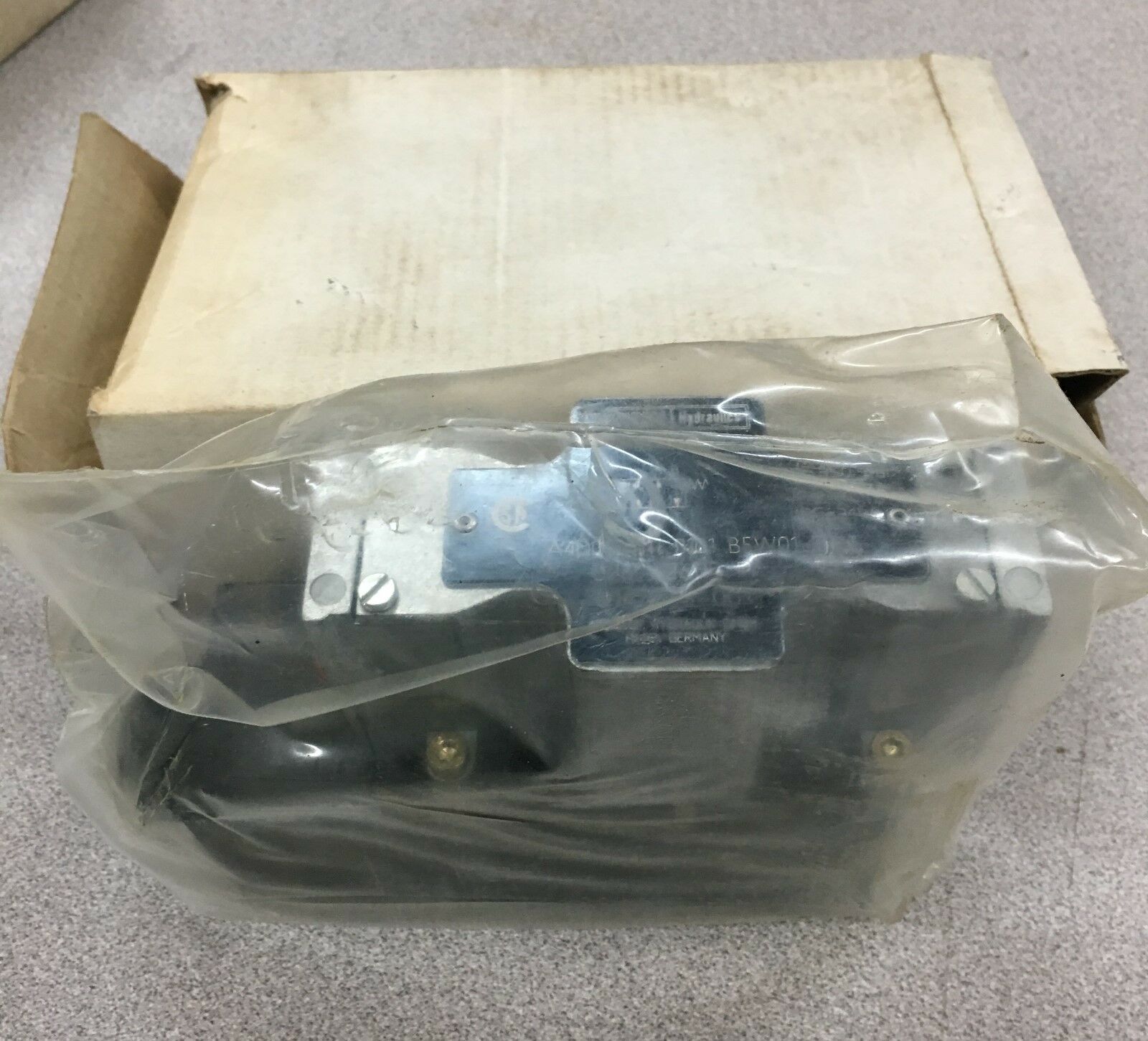 NEW IN BOX DENISON 02662605-P HYDRAULIC SOLENOID VALVE A4D0131110101B5W0128