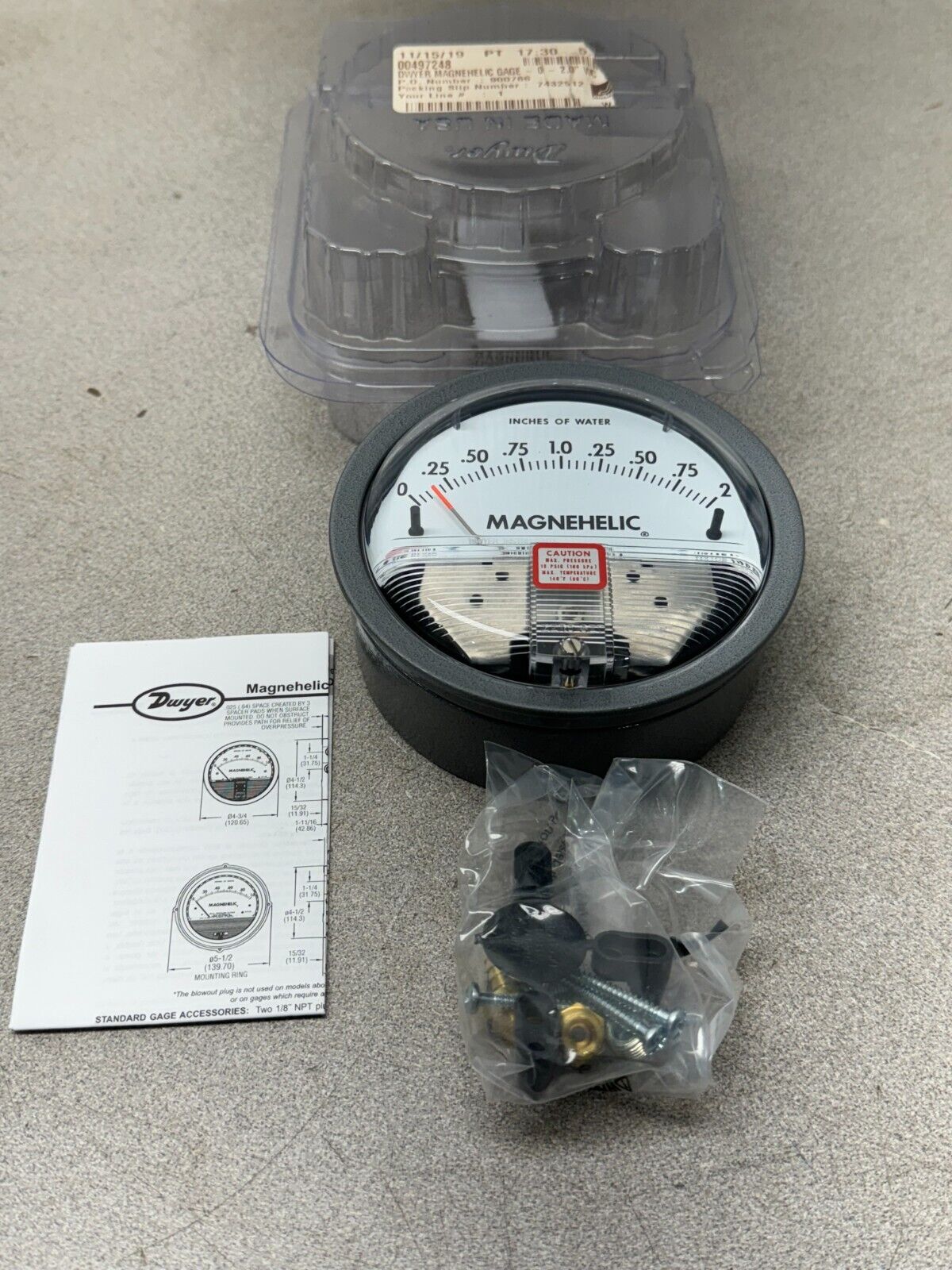 NEW IN BOX DWYER MAGNEHELIC PRESSURE GAUGE 102004-00