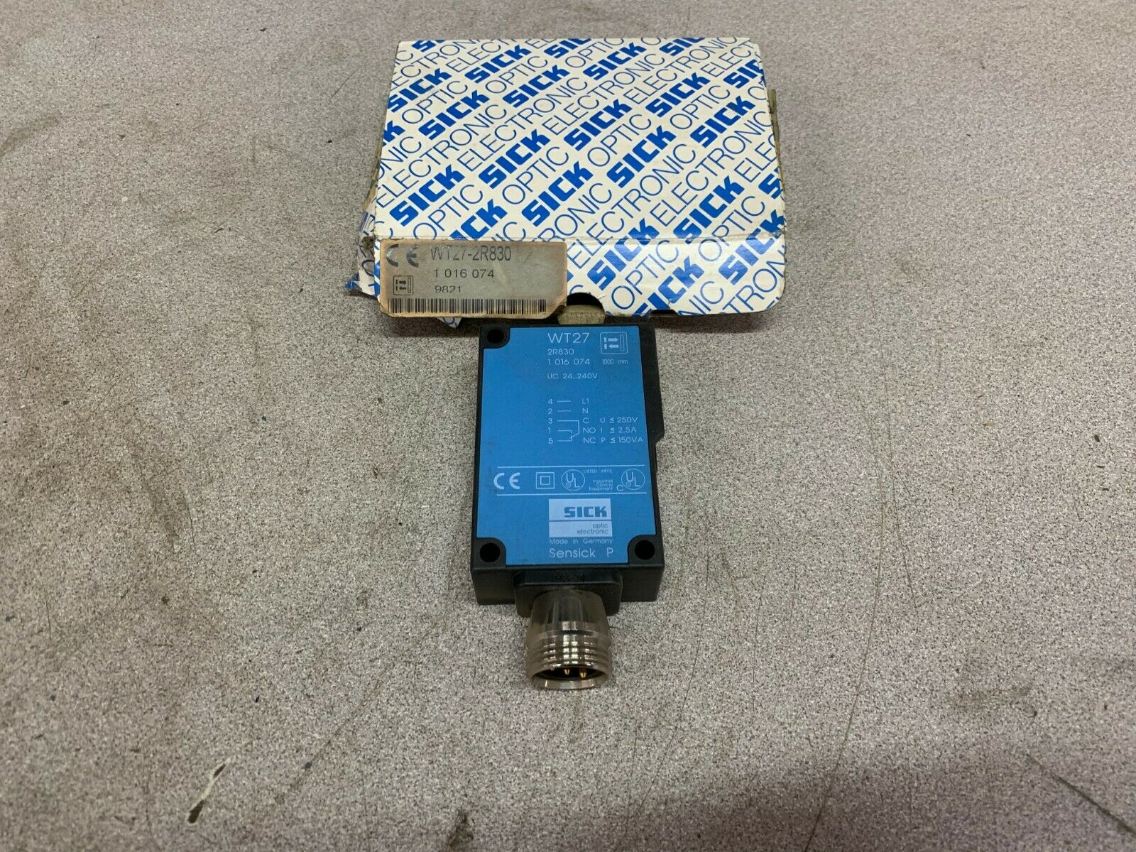 NEW IN BOX SICK PHOTOELECTRIC SENSOR WT27-2R830