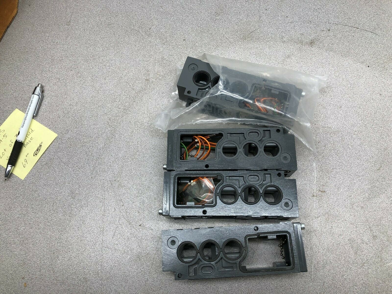 NEW NO BOX LOT OF 4 NUMATICS VALVE MANIFOLD BASE HH-5