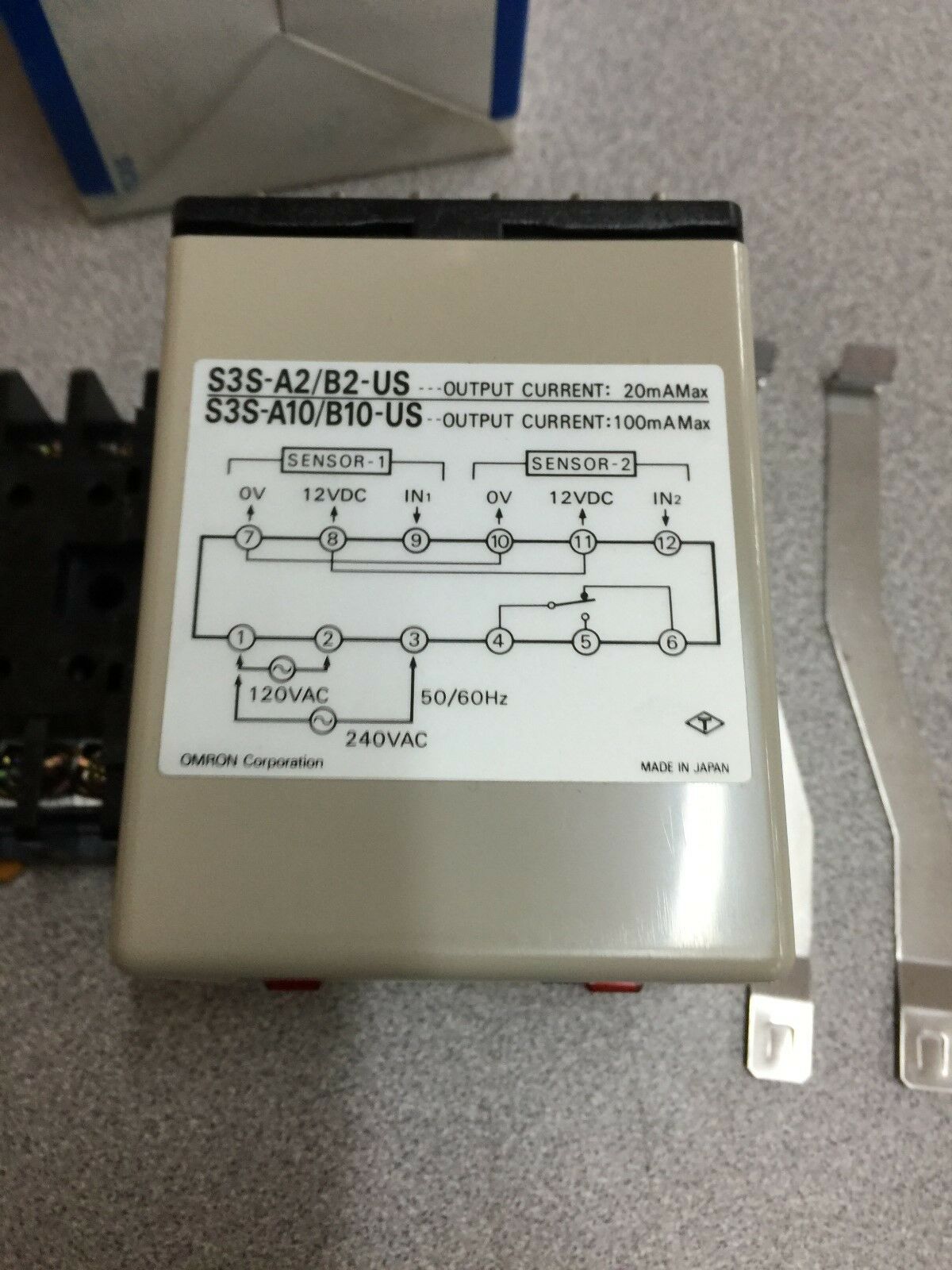 NEW IN BOX OMRON 12 PIN SENSOR CONTROLLER S3S-A2-US WTH BASE