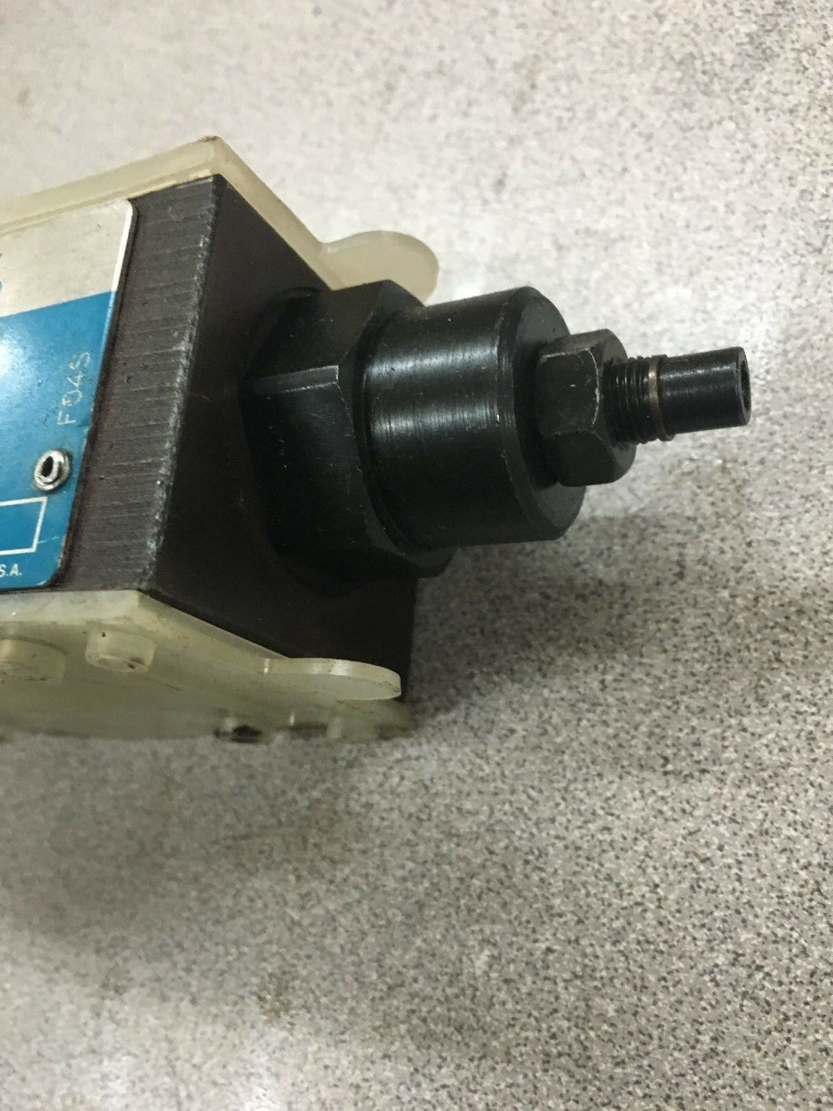 NEW NO BOX VICKERS HYDRAULIC VALVE NNYYC-3-10D2