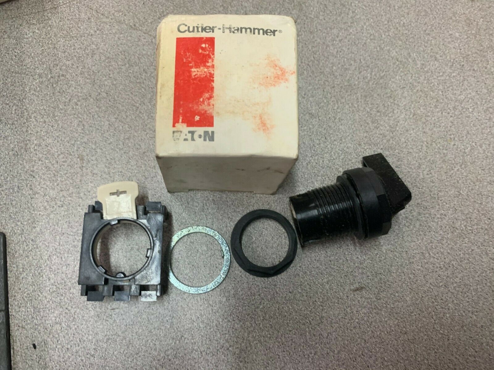 LOT OF 3 NEW IN BOX CUTLER HAMMER LEVER SELECTOR SWITCH E22VBG1