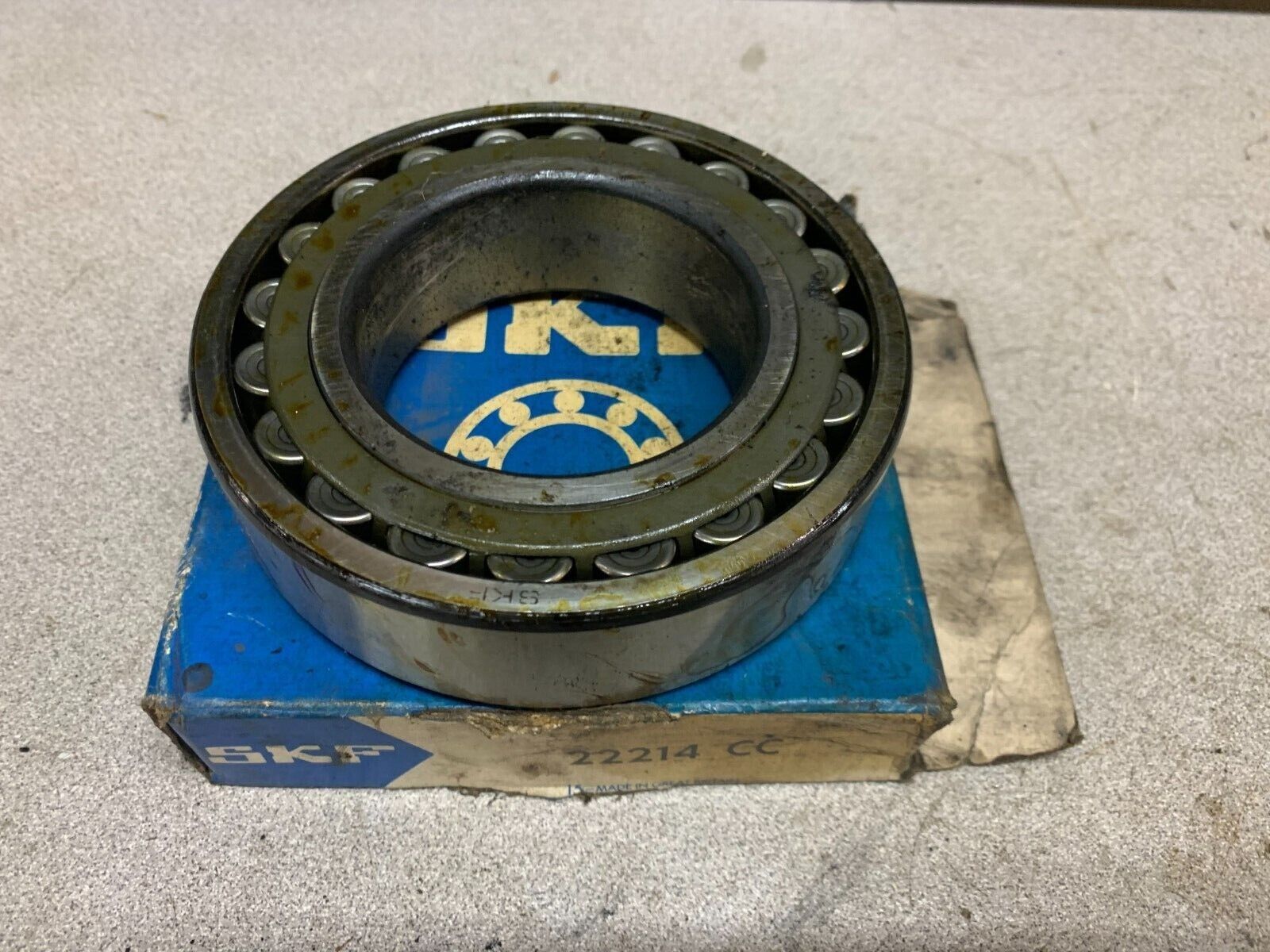 NEW SKF SPHERICAL ROLLER BEARING 22214CC