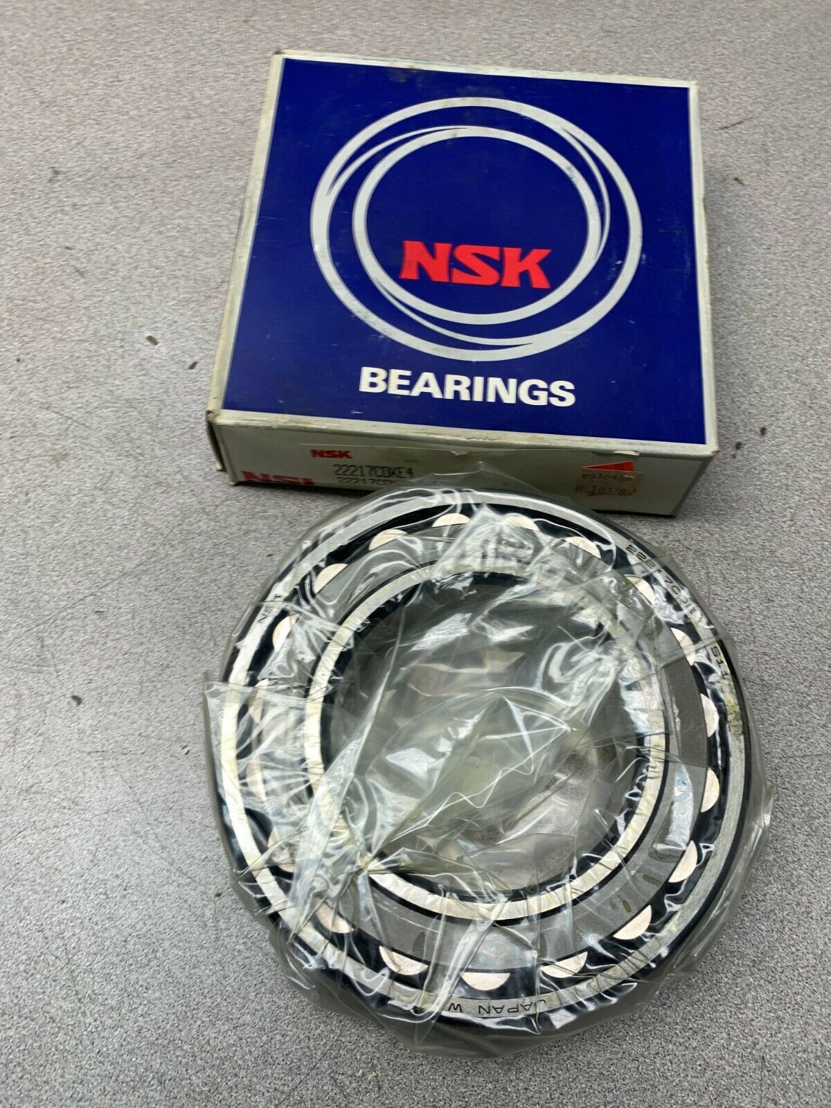 NEW IN BOX NSK ROLLER BEARING 22217CDKE4