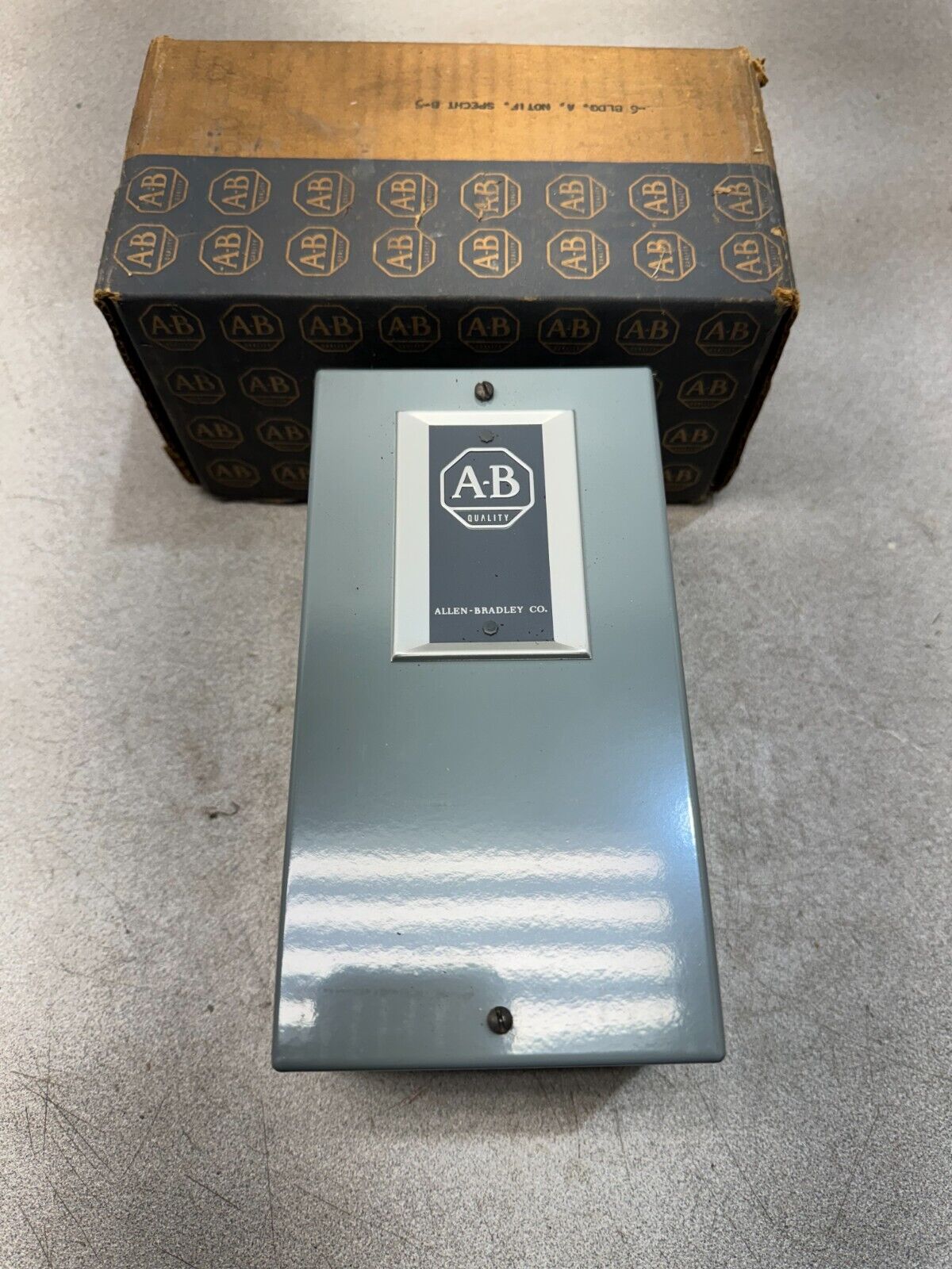 NEW IN BOX ALLEN-BRADLEY AC RELAY TYPE B 110V. 3 POLE 700-B30A