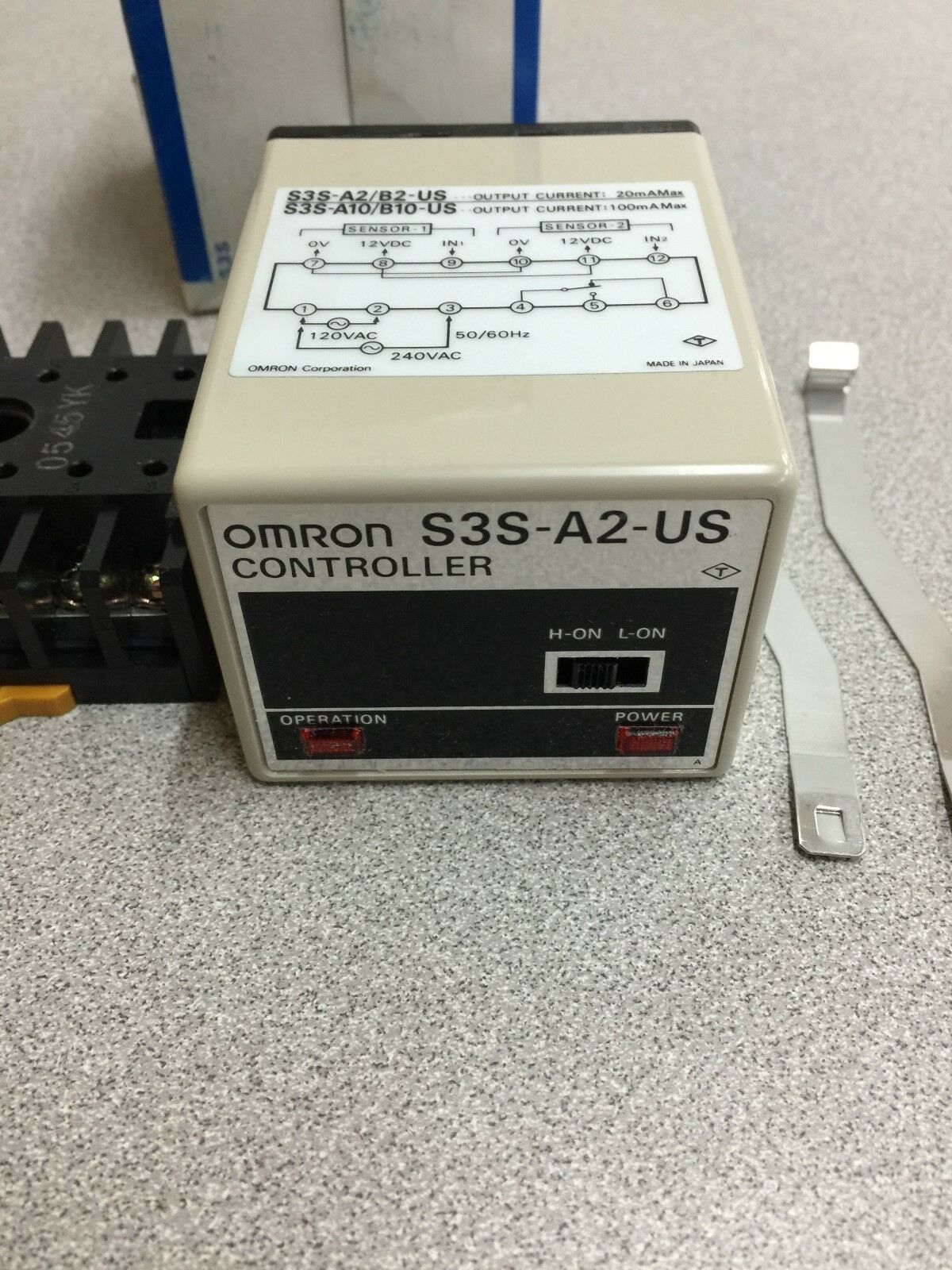 NEW IN BOX OMRON 12 PIN SENSOR CONTROLLER S3S-A2-US WTH BASE