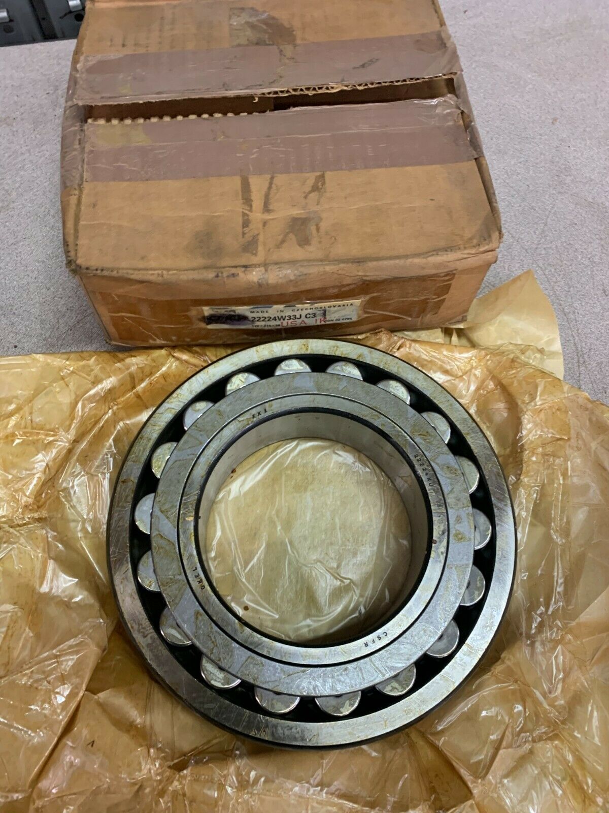 NEW IN BOX ZKL SPHERICAL ROLLER BEARING 22224W33JC3