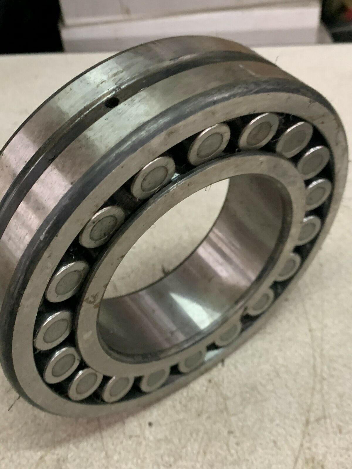 NEW NTN SPHERICAL ROLLER BEARING 22220BD1