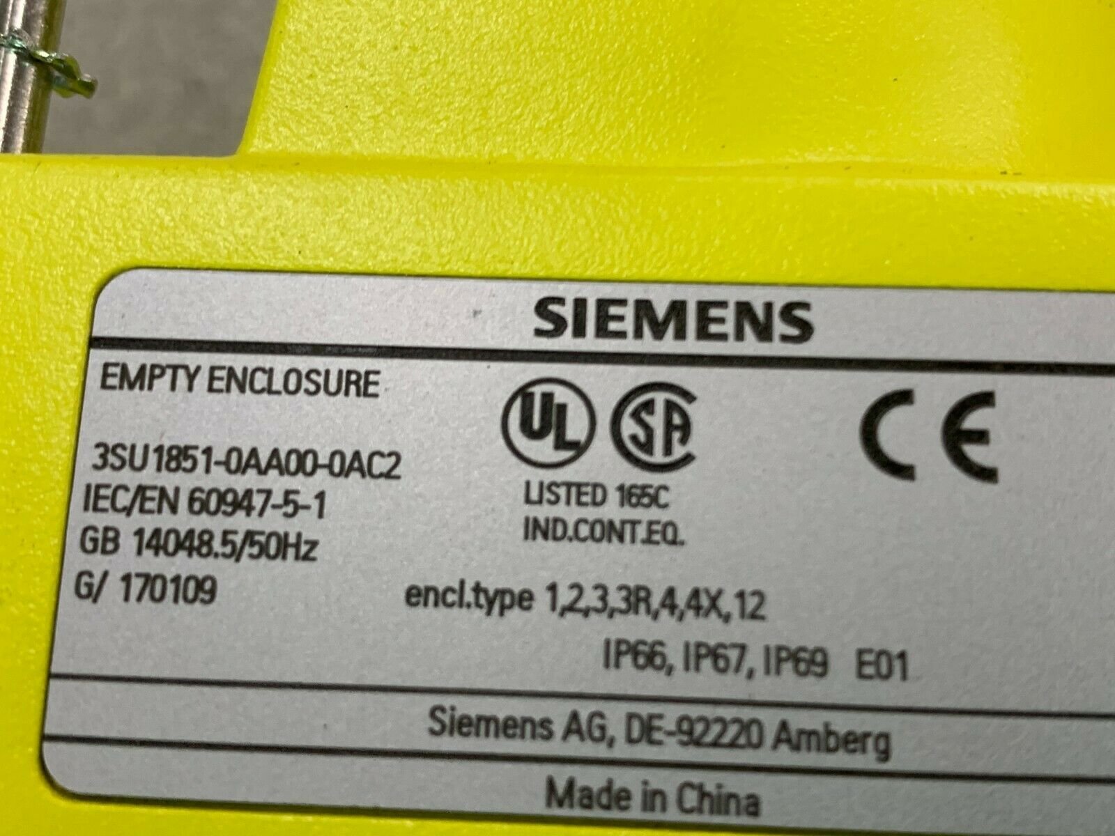 NEW IN BOX SIEMENS ENCLOSURE 3SU1851-0AA00-0AC2