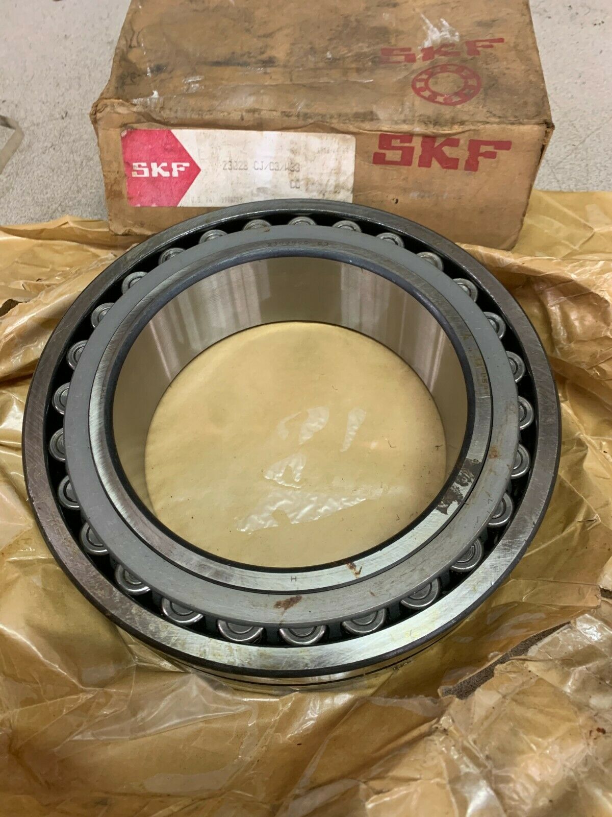 NEW IN BOX SKF 23028CJC3W33 SPHERICAL ROLLER BEARING 23028 CJ/C3/W33